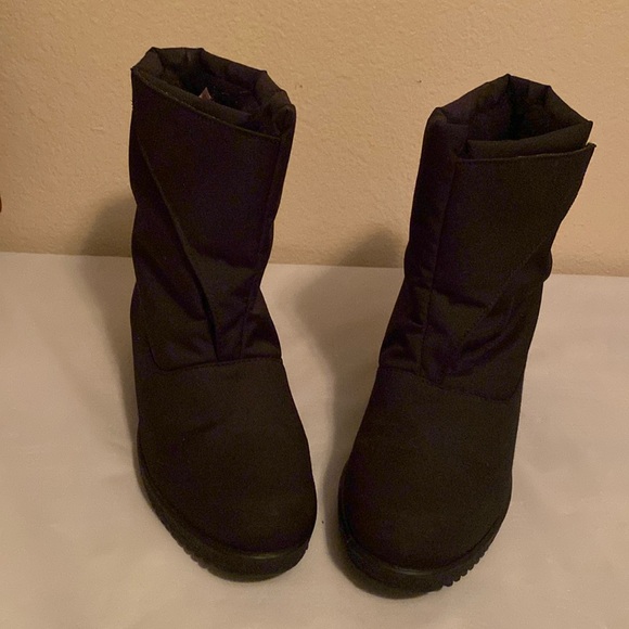 Toe Warmers from Canada mid-calf waterproof boots, women's size 8 M, Black - Picture 2 of 7